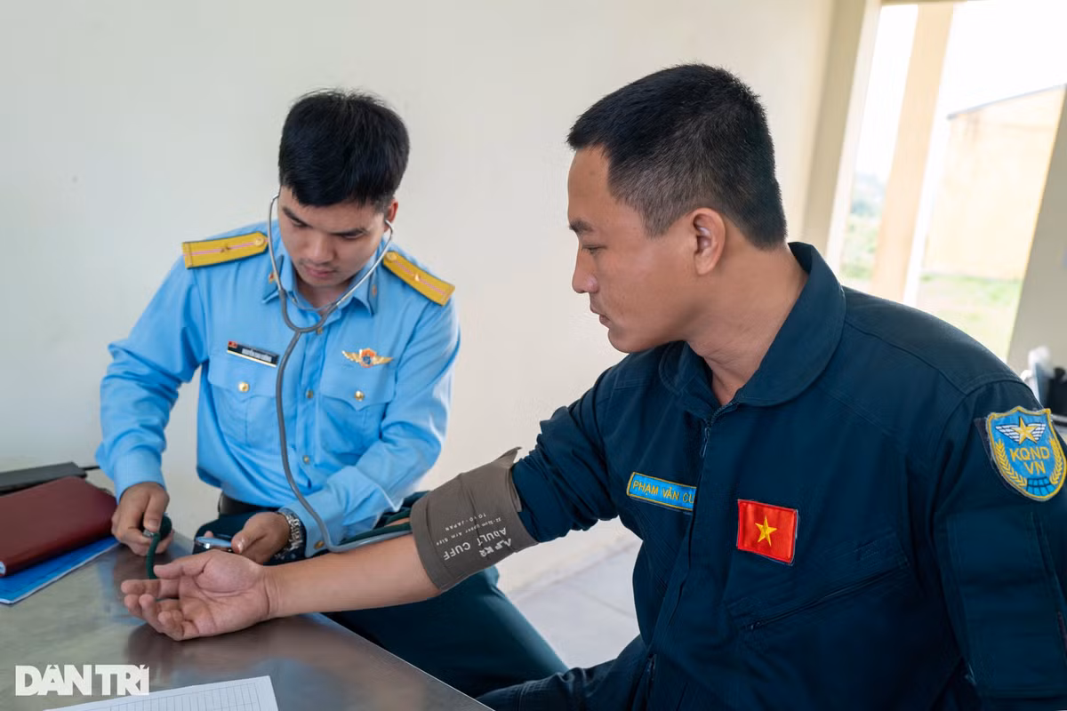 Sáng 3/11, đơn vị công tác của Trung đoàn 940 đã có buổi bay huấn luyện cùng Trung đoàn 927 tại sân bay Kép. Các phi công bắt buộc phải kiểm tra sức khỏe bao gồm huyết áp, nhịp tim...