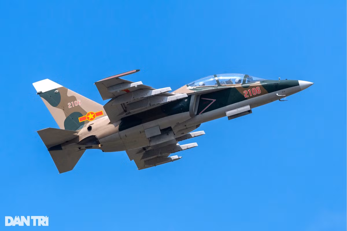 YAK-130 được trang bị một buồng lái cùng hệ thống điều khiển tân tiến nhất hiện nay, có khả năng mô phỏng được tính năng chiến đấu của máy bay thế hệ 4, 4+ và thế hệ 5 của cả Nga và châu Âu.