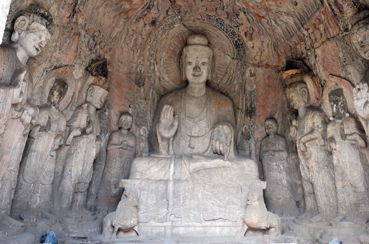 Động Tân Dương có ba hang động nhỏ hơn là Tân Dương Bắc, Tân Dương Trung và Tân Dương Nam, mà nổi bật nhất là Tân Dương Nam, nơi có tượng Thích Ca Mâu Ni và bốn vị Bồ Tát được xây dựng năm 500-523. Ảnh: Henan.gov.cn.