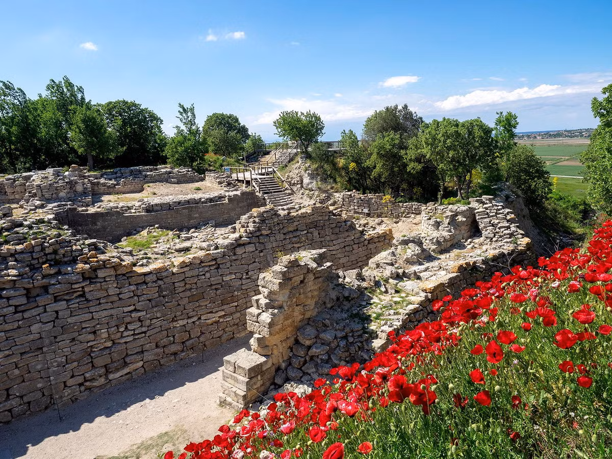 Câu chuyện về thành Troy được kể lại trong Trường ca Iliad của nhà thơ Hy Lạp cổ Homer đã mê hoặc rất nhiều thế hệ độc giả. Theo đó, một hạm đội Hy Lạp đã dong buồm đi tới phía Đông, hướng đến thành Troy. Ảnh: CNN.