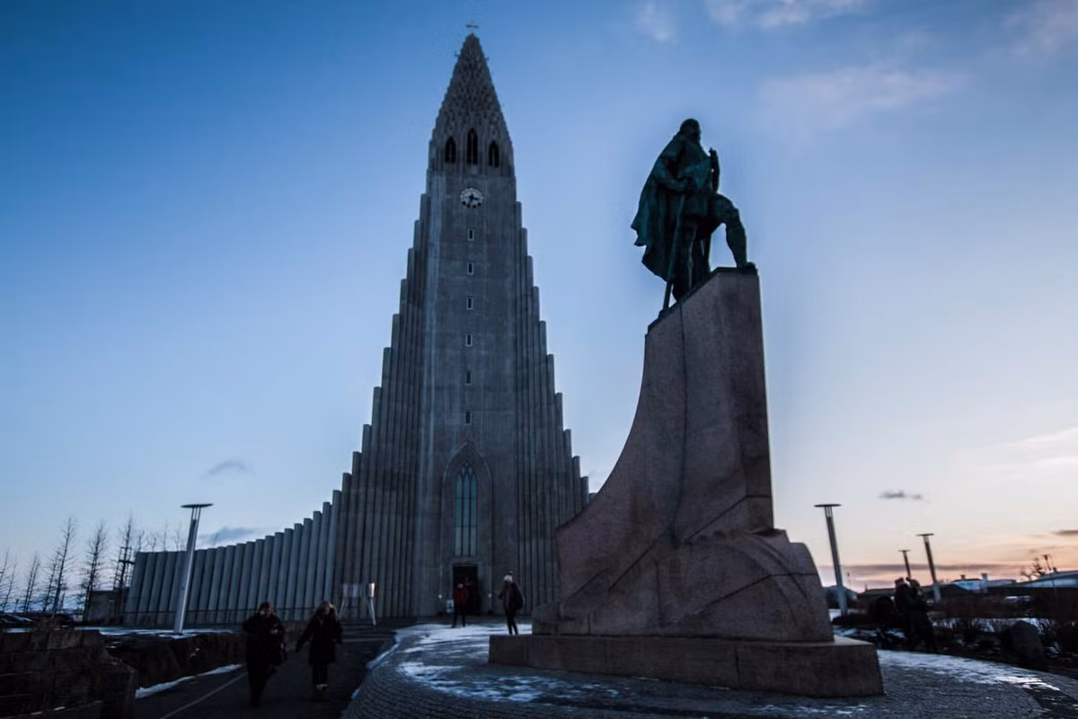 Trước cổng vào nhà thờ có bức tượng Leif Ericsson, người đã khám phá ra vùng đất Iceland, do nhà điêu khắc Alexander Stiling Calder tạo tác. Ảnh: Visitor's Guide Iceland.