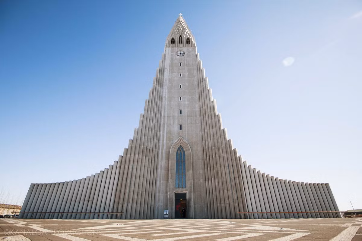 Nhà thờ được đặt theo tên của vị mục sư, nhà thơ vĩ đại người Iceland Hallgrimur Petersson, với tác phẩm nổi tiếng Những bài thánh ca của niềm đam mê (Hymns of the Passion). Ảnh: TripSavvy.