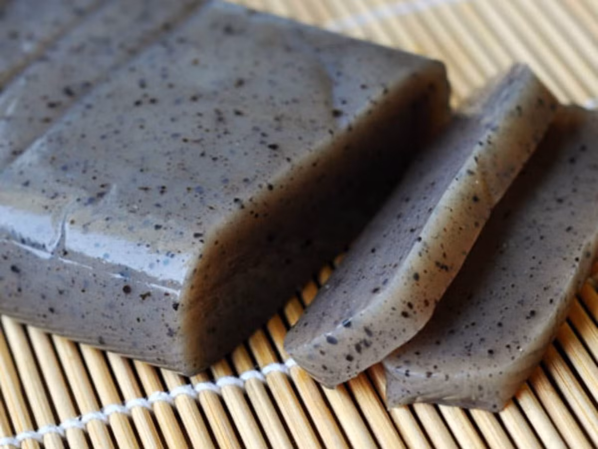 Khoai nưa được người Nhật gọi là konnyaku (nguồn gốc tên gọi konjac của loài cây này trong tiếng Anh), có vai trò quan trọng trong văn hóa ẩm thực Nhật Bản, được dùng phổ biến trong món oden, làm sợi mì và thạch. Ảnh: The Kitchn.