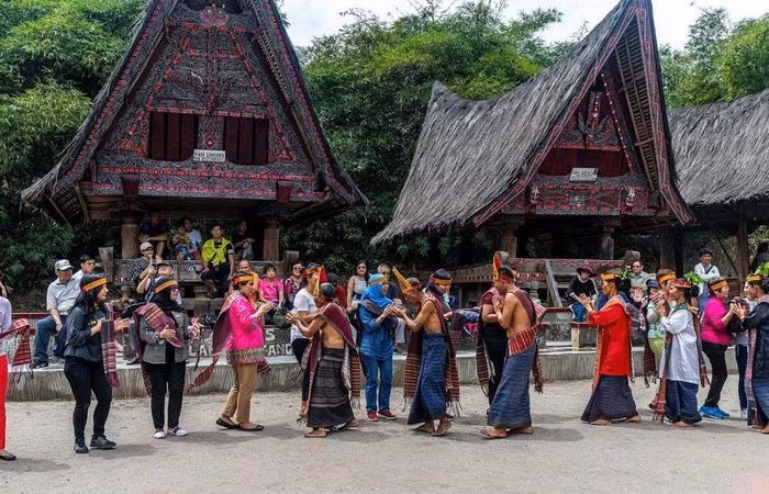 Trong số hơn 250 dân tộc ở Indonesia, người Batak nổi tiếng tài hoa về kiến trúc, điêu khắc và âm nhạc