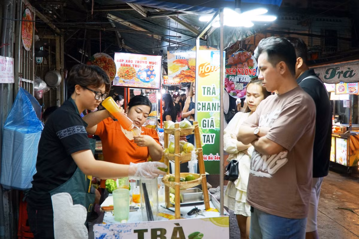 Một gian hàng trà chanh giã tay thu hút thực khách tại phố ẩm thực Hồ Thị Kỷ.
