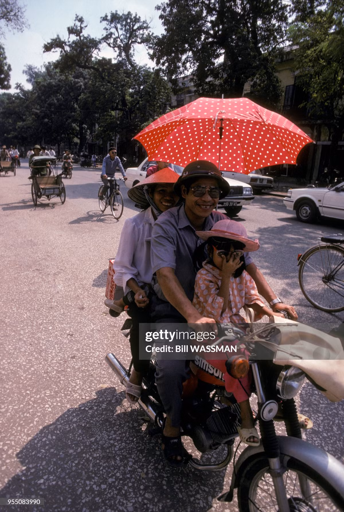 Ông bố chở hai mẹ con trên chiếc xe Simson của Đông Đức. Không nhiều gia đình ở Hà Nội năm 1989 có điều kiện sở hữu xe máy.