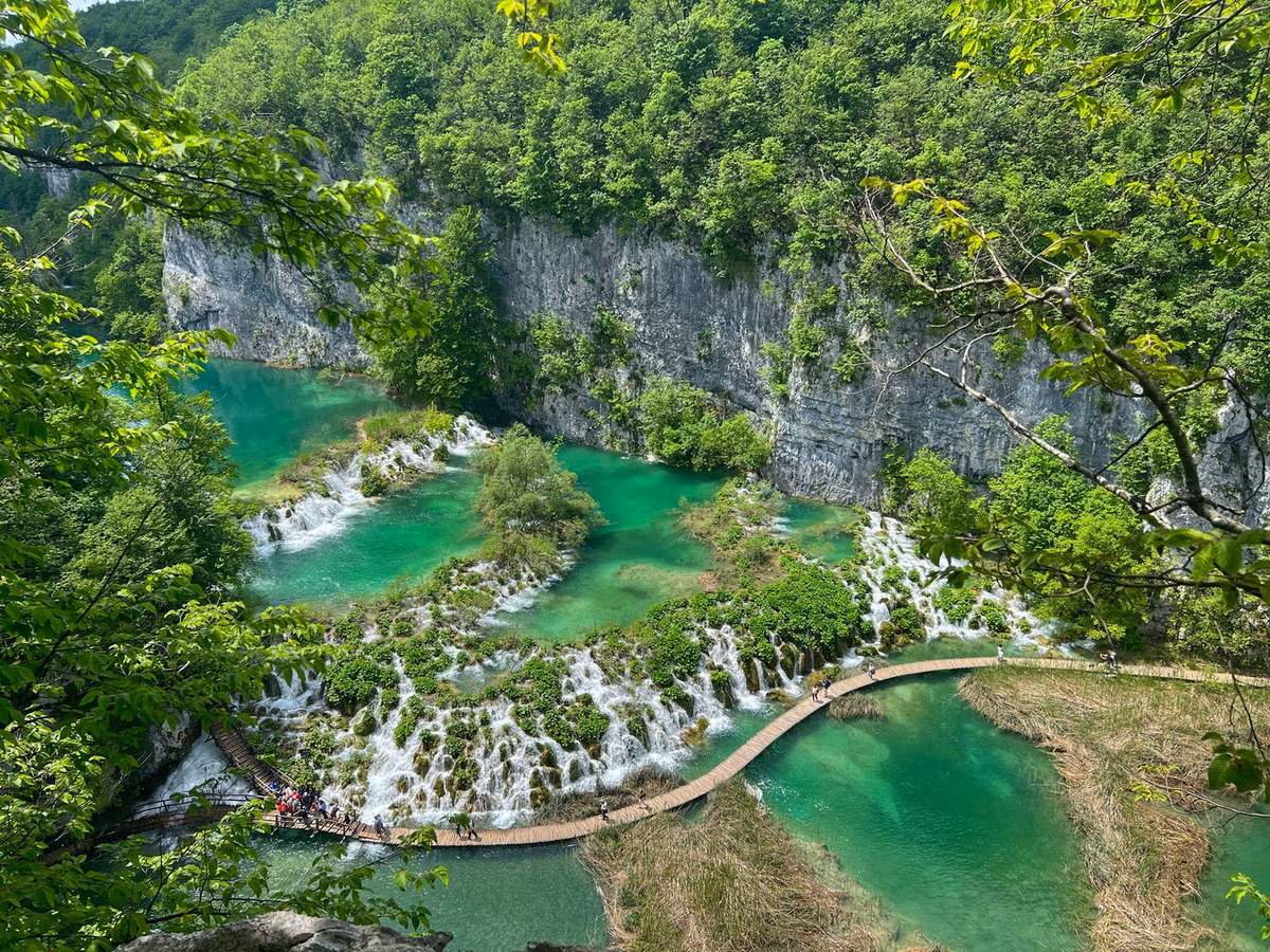 Tọa lạc ở khu vực miền núi miền trung Croatia, giáp biên giới với Bosnia và Herzegovina, Vườn quốc gia Hồ Plitvice được Thành lập vào năm 1949, là nơi sở hữu một hệ thống hồ và thác nước được đánh giá là đẹp nhất châu Âu. Ảnh: Nacionalni park Plitvička jezera.