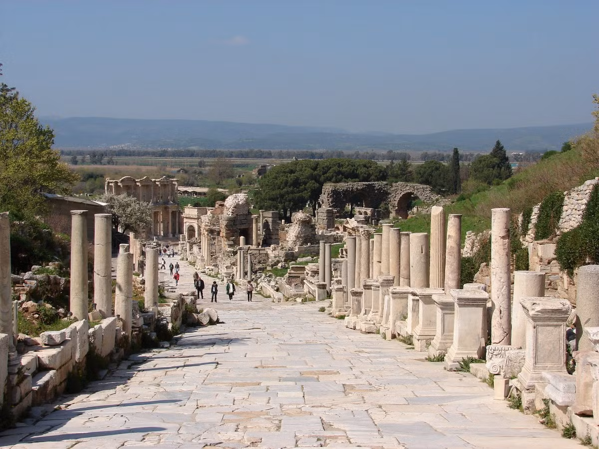 Sau đó, tầm quan trọng của Ephesus như một trung tâm thương mại đã bị suy giảm vì hải cảng dần dần bị phù sa của sông Cayster bồi lên làm nghẽn. Ảnh: Property Turkey.