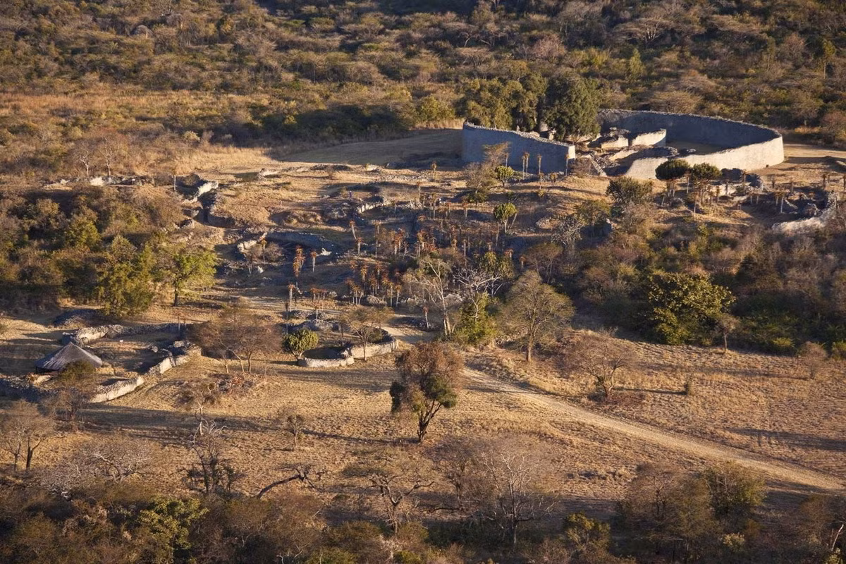 Vào năm 1986, các cấu trúc đá của nền văn minh Đại Zimbabwe đã được UNESCO công nhận là Di sản Văn hóa thế giới với tên gọi chính thức là Đài tưởng niệm quốc gia Đại Zimbabwe. Ảnh: Britannica.