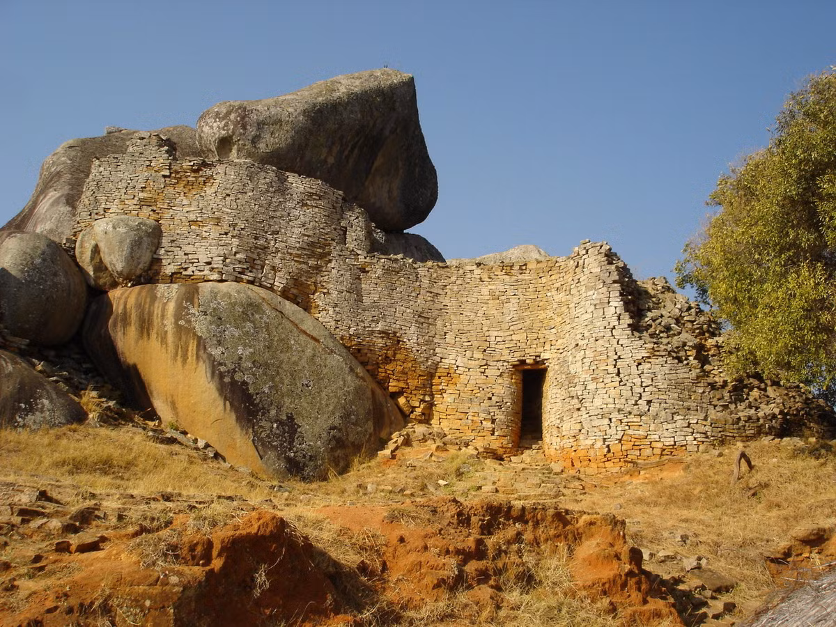 Họ cho rằng, Đại Zimbabwe chính là khu đất có mỏ vàng của Quốc vương Salomon được nhắc tới trong Thánh kinh cựu ước. Tường bảo vệ thành ở nơi đây được xây dựng mô phỏng theo kiểu mà Vua Salomon xây dựng cung điện trên núi Molia. Ảnh: Hubbard's Historical Tours.