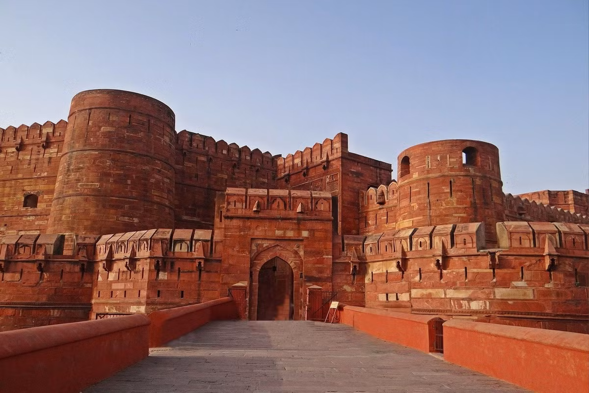 Nằm cách kỳ quan Taj Mahal nổi tiếng của Ấn Độ 2,5 km về phía Tây Bắc, pháo đài Agra - còn được gọi là Pháo đài đỏ - là tòa pháo đài cổ có kiến trúc độc nhất vô nhị trên thế giới. Ảnh: Veena World.