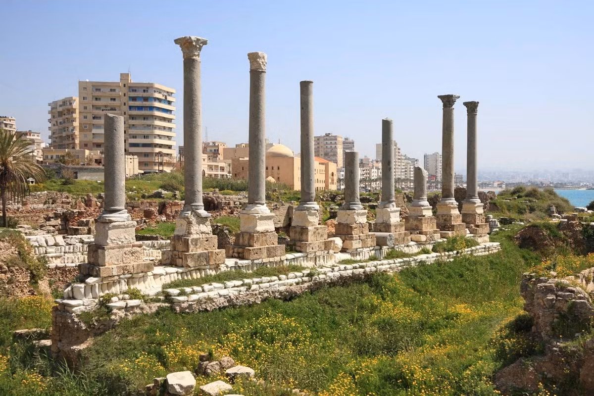 Nằm trên một bán đảo nhô ra Địa Trung Hải ở miền Nam Lebanon, thành phố cổ Tyre là dấu tích cho một thời hoàng kim của đế chế thương mại Phoenicia thời cổ đại. Ảnh: Britannica.