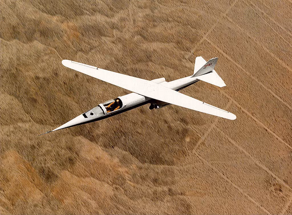 NASA A1 Pivot-Wing ra đời năm 1980 với hình dáng khá kì dị khi 2 cánh lệch nhau, thân máy bay nhọn dành cho một người giống như mũi phi tiêu. Mẫu máy bay này vẫn được phát triển dành cho lĩnh vực du lịch cá nhân.