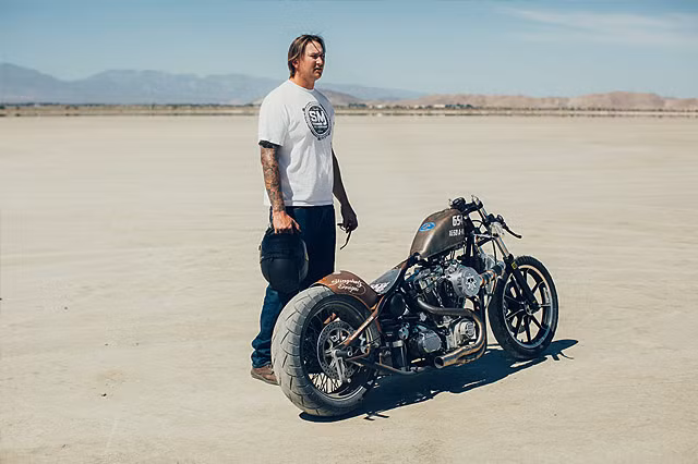 Ông Chris Bridgewater bên chiếc xe độ Harley Davidson. Xe có chiều cao chỉ hơn 1m, yên xe hơn nửa mét khiến chủ nhân chiếc xe phải nằm rạp xuống khi di chuyển.
