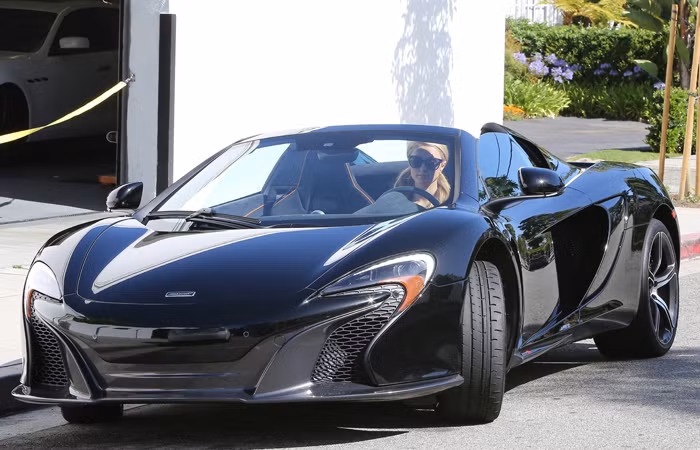 Cô nàng lái chiếc McLaren 650 Spider đen bóng đi dạo trên phố.