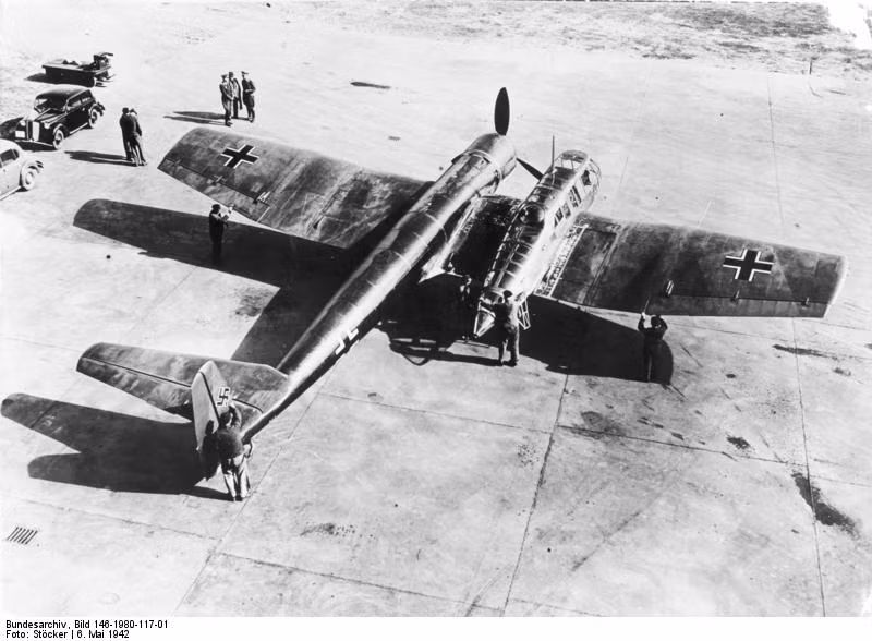 Blohm und Voss BV 141 do Đức chế tạo có hình dáng khá kì dị khi lắp thêm một buồng chỉ huy ở bên cạnh khiến trọng tâm máy bay bị lệch sang một bên.