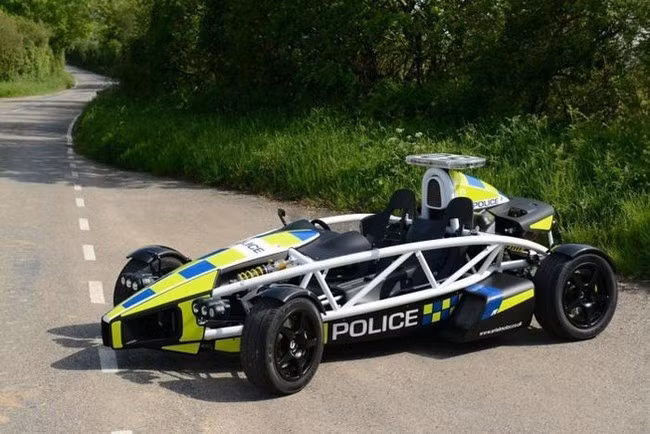 Ariel Atom PL có thiết kế theo dạng xe đua, giảm thiểu tối đa trọng lượng nhờ những ống thép chịu lực. Phiên bản dành cho cảnh sát Anh trang bị còi hú và và đèn báo khẩn cấp.