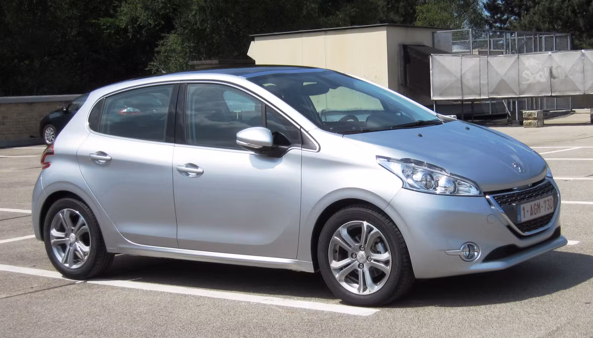 Xe sở hữu kích thước tổng thể dài x rộng x cao tương ứng 3.962 x 1.739 x 1.460 (mm). Peugeot 208 được trang bị với khá nhiều tùy chọn động cơ xăng và diesel. Trong đó, phổ biến nhất là loại dung tích 1.0L công suất 68 mã lực và 1.2L công suất 82 mã lực.