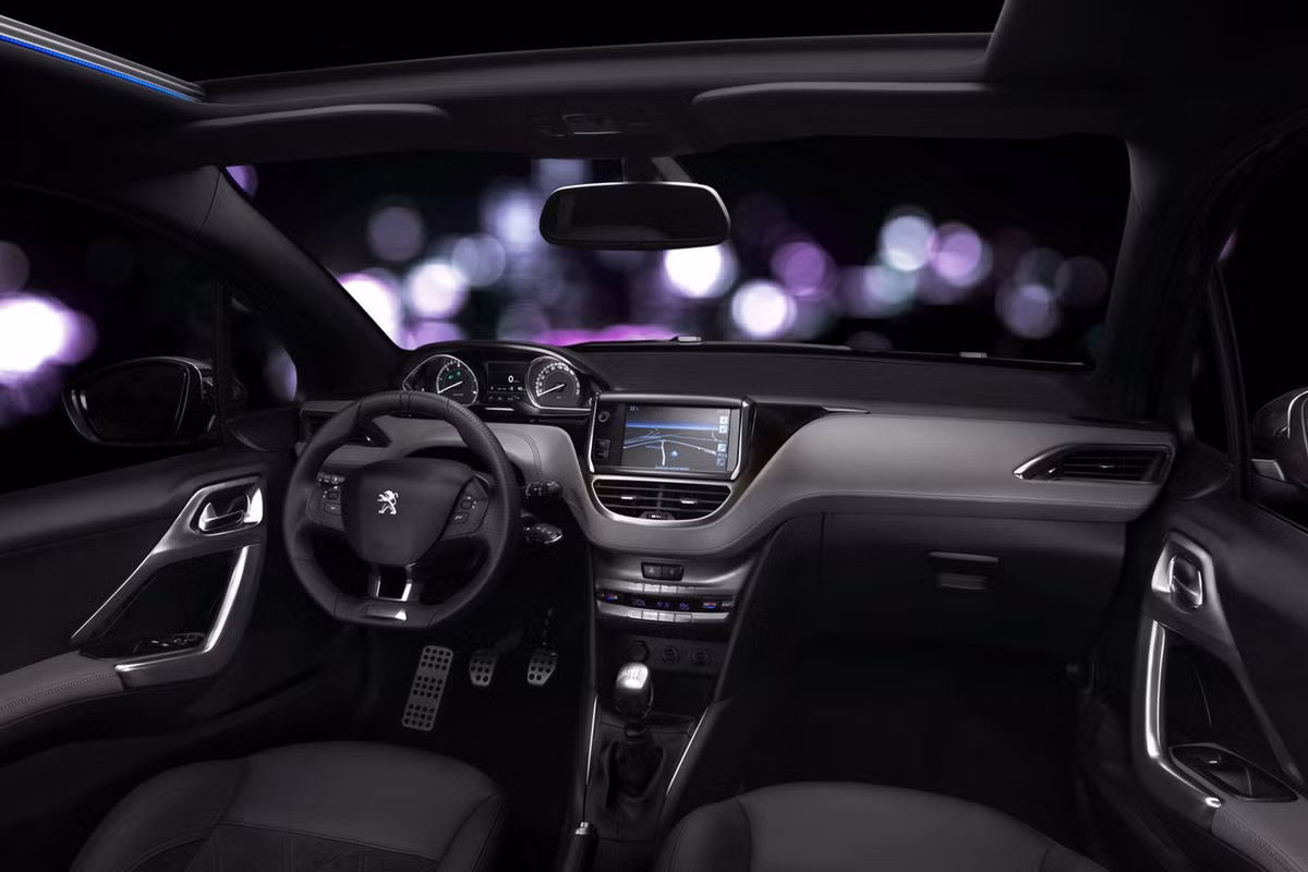 Thiết kế trên Peugeot 208 kiểu dáng hiện đại với những đường nét khá cầu kỳ và quyến rũ. Nội thất xe được thiết kế theo phong cách trẻ trung nhưng không kém phần sang trọng dành cho giới kinh doanh.