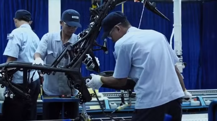 Khung xe được gia cố và lắp ráp các chi tiết với nhau.