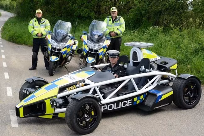 Cảnh sát Anh mới đây đã được bổ sung vào biên chế dòng xe Ariel Atom PL thực hiện các nhiệm vụ chấp pháp tại quốc gia này.