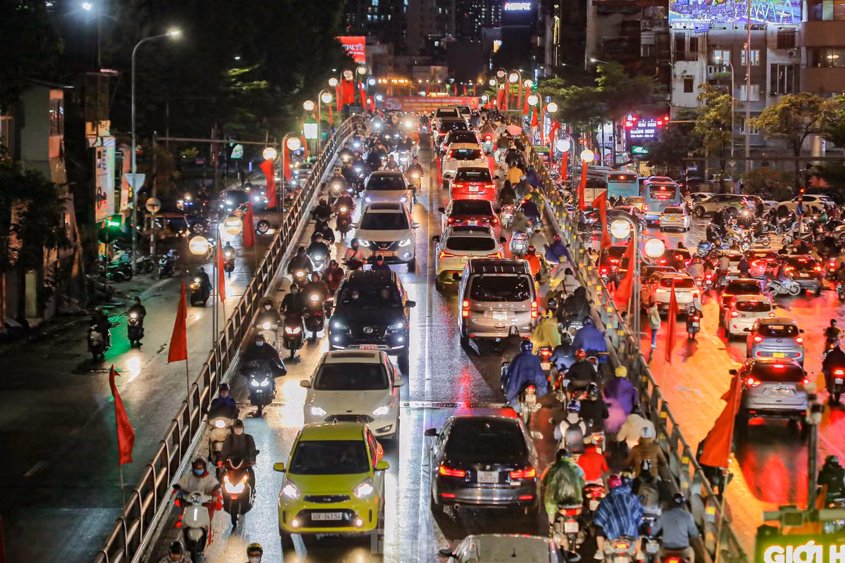 Cầu vượt Thái Hà đông đúc cả hai chiều.