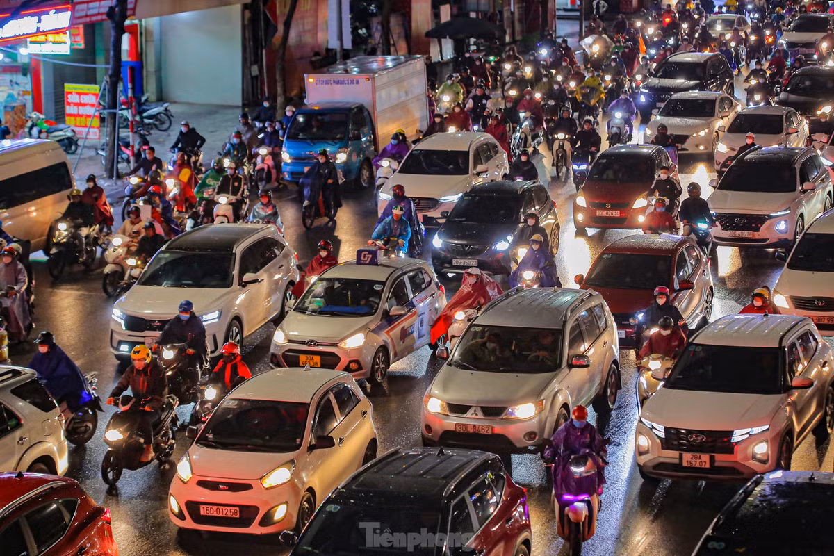 Hình ảnh ghi nhận tại tuyến đường Nguyễn Trãi trong chiều tối nay.