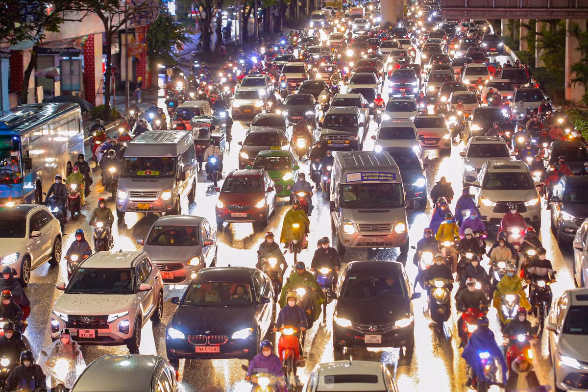 Các tuyến đường như Nguyễn Trãi, Trường Chinh, Láng, Tây Sơn, Chùa Bộc... đều trong tình trạng tắc nghẽn kéo dài.