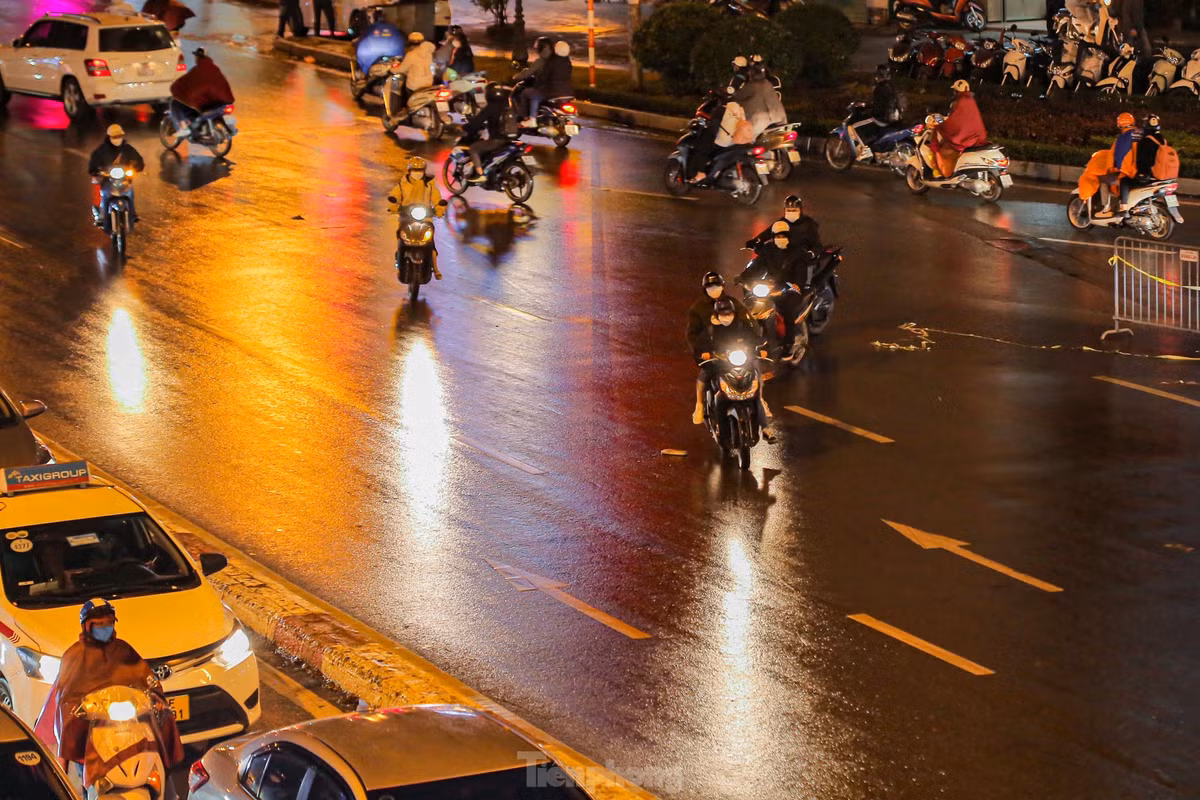 Các phương tiện bất chấp đi ngược chiều tại Ngã Tư Sở.