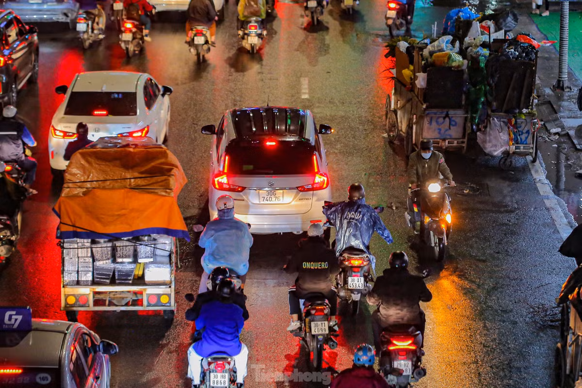 Nhiều phương tiện bất chấp đi ngược chiều đoạn dài để thoát "ma trận" tắc đường.