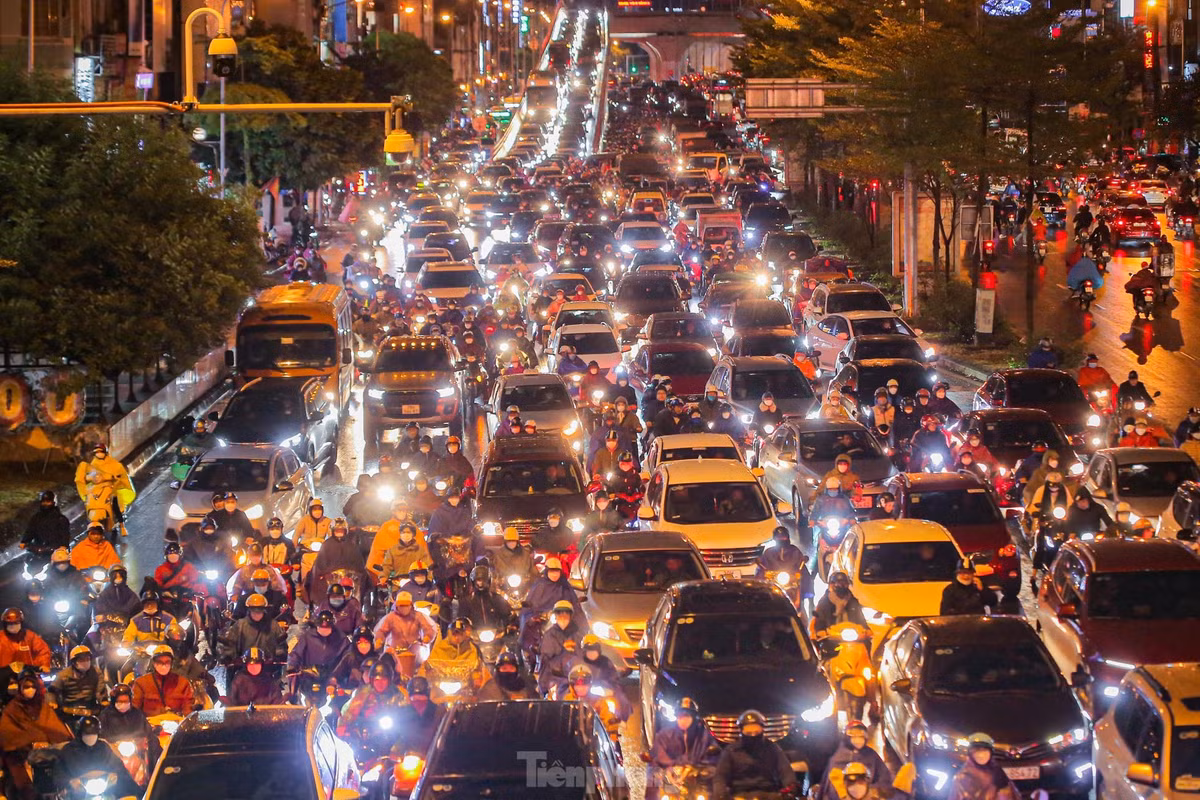 Đường Trường Chinh, "điểm nóng" giao thông cũng chịu cảnh tương tự.