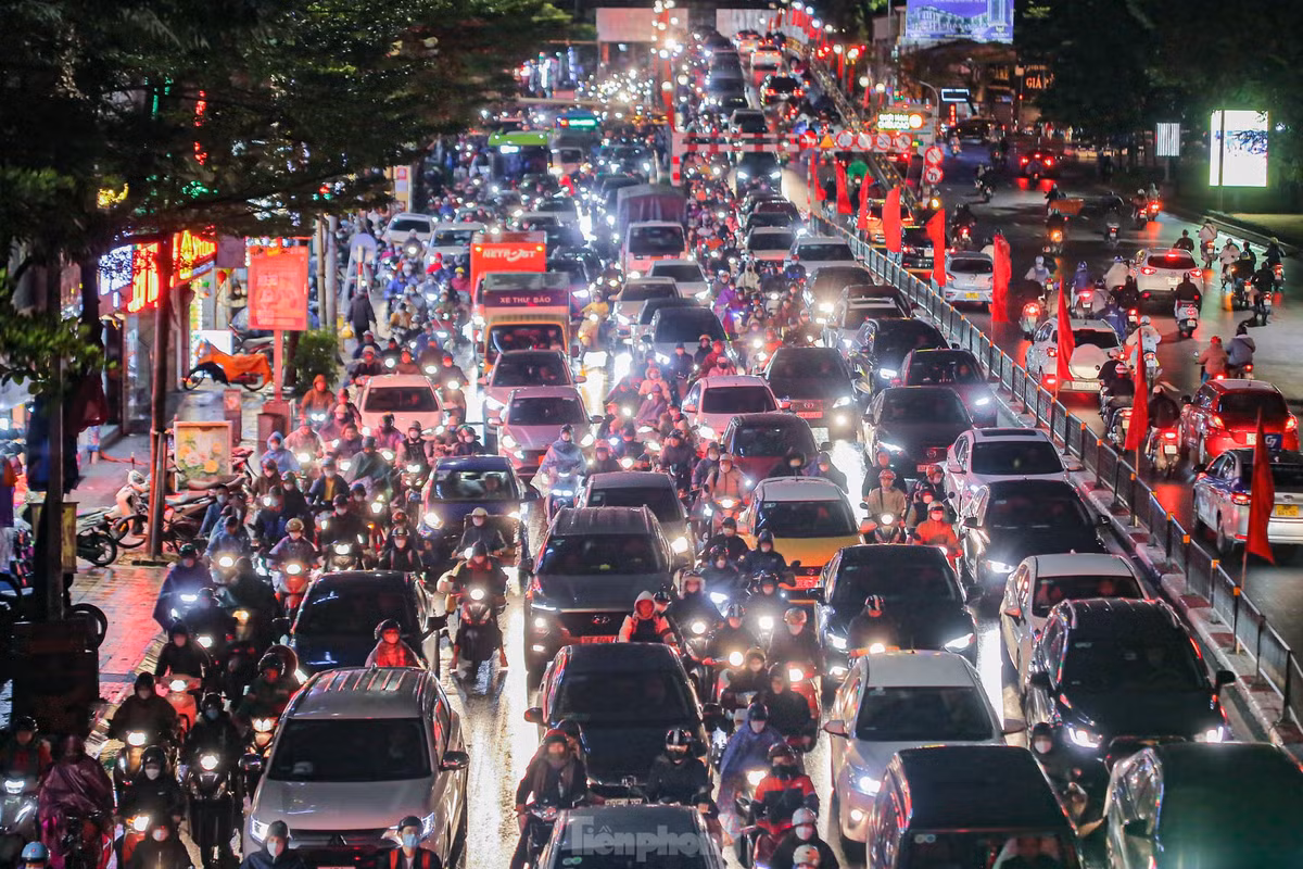 Lượng phương tiện tham gia giao thông rất đông.