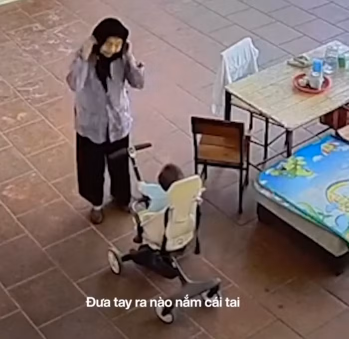 Clip khoanh khac cu ba mua hat bai thieu nhi cung cac chau