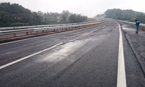 Hiện trường đoạn đường bị nứt ở km83 chiều từ Yên Bái về Phú Thọ trên cao tốc Nội Bài - Lào Cai.