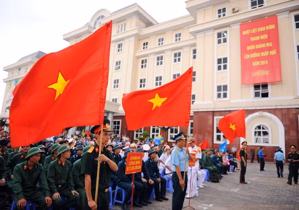 Tại Hà Nội, sáng nay trời đổ mưa, các tân binh đeo trên vai balô đựng hành lý cá nhân, tập động tác nghi lễ đầu tiên trong quân ngũ, bịn rịn chia tay người thân.