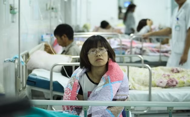 Vẻ lo lắng, căng thẳng hiện rõ trên mặt của gười nhà nạn nhân Nguyễn Trà My. Ảnh do PV Tuổi Trẻ chụp lúc 4h sáng ngày 2/9.