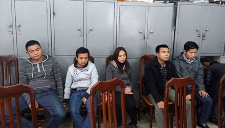 Nguyễn Huy Long (ngoài cùng bên phải) cùng các đối tượng trong ổ nhóm sử dụng thẻ tín dụng giả.