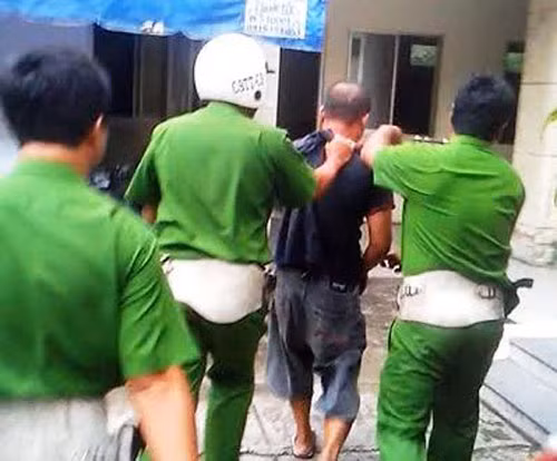9. Hai kẻ ngổ ngáo rút súng đại náo UBND quận. Chiều 25/9, Nguyễn Văn Trường (27 tuổi, ngụ quận Tân Phú, TP HCM) đi ô tô đến trụ sở UBND quận Tân Phú để sao y, chứng thực giấy tờ. Do chứng minh nhân dân của Trường bị mờ, không rõ nên cán bộ từ chối giải quyết. Cho rằng bị làm khó, Trường gọi điện cho Nguyễn Ngọc Thông (43 tuổi, cùng ngụ quận Tân Phú) đến hỗ trợ.