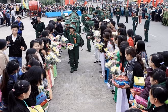 Hàng chục nghìn thanh niên trên cả nước trong màu áo lính, háo hức, bịn rịn, bùi ngùi từ biệt gia đình lên đường bắt đầu cuộc đời quân ngũ.