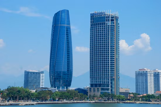 Tòa nhà Trung tâm hành chính TP Đà Nẵng nằm bên bờ sông Hàn, là công trình có kiến trúc độc đáo và cao nhất miền Trung, biểu tượng cho sự phát triển của thành phố. Tòa nhà có tổng chiều cao 166,8m, 2 tầng hầm và 34 tầng nổi (trong đó khối đế có 4 tầng, khối tháp 30 tầng).
