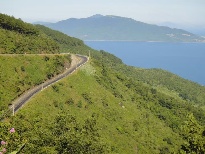 Đèo Hải Vân - Thừa Thiên - Huế, Đà Nẵng. Đèo Hải Vân dài khoảng 20km, nối liền hai tỉnh thành Thừa Thiên – Huế và Đà Nẵng, đỉnh đèo cao gần 500m. Đèo có một số đoạn cua gấp khúc nên nếu lái xe không cẩn thận rất dễ xảy ra tai nạn.