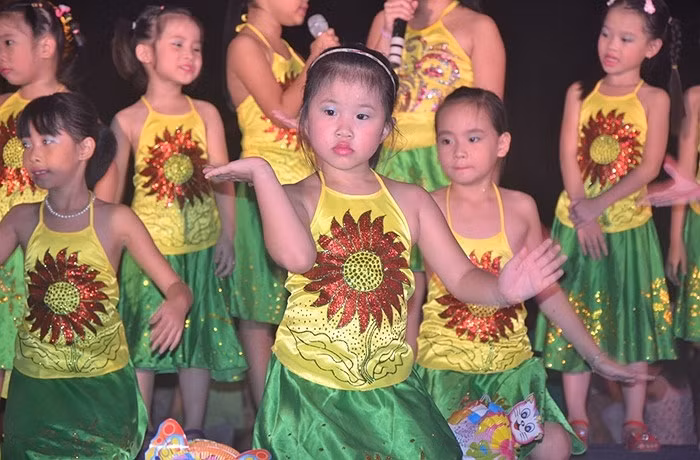 Tại khu đô thị Đặng Xá (Gia Lâm, Hà Nội, tối 7/9 hàng nghìn người là các cư dân khu đô thị và người dân ở các xã lân cận thuộc huyện Gia Lâm đã đổ về khu công viên trung tâm để tham dự các hoạt động trong đêm hội trăng rằm.