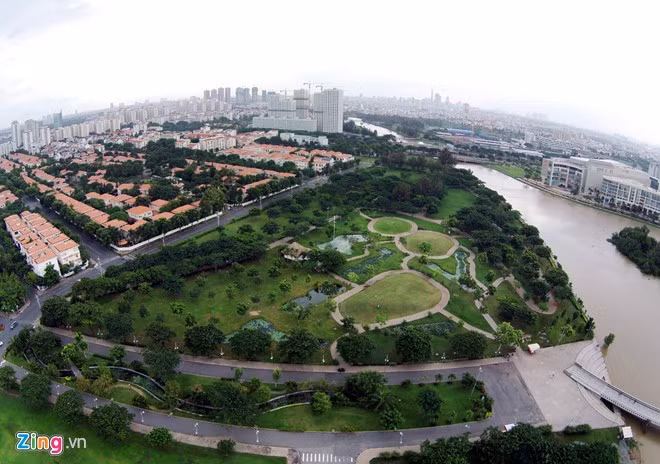 Khu đô thị kiểu mẫu của Sài Gòn mang tên Phú Mỹ Hưng với 750 ha, toạ lạc ở phía Nam TP.HCM. Đây là nơi tập trung sinh sống của những người có thu nhập cao. Dự định của các nhà đầu tư nước ngoài là biến khu đầm lầy thành một khu đô thị đa chức năng kiểu mẫu, là một trung tâm tài chính, thương mại, dịch vụ, công nghiệp và văn hóa, giải trí tạo động lực cho sự phát triển phía Nam và Đông Nam thành phố.