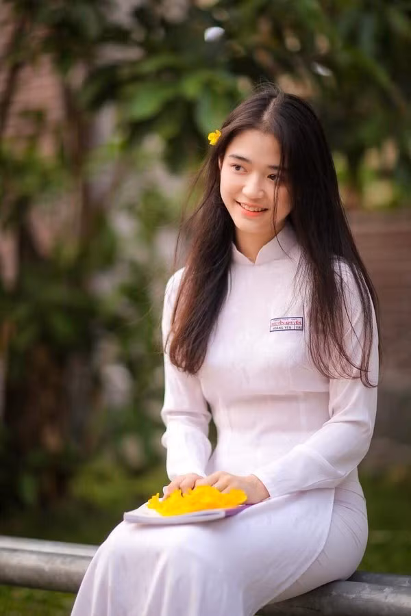 Ngan ngo ve dep nhu hoa cua nu sinh Binh Duong trong ao dai