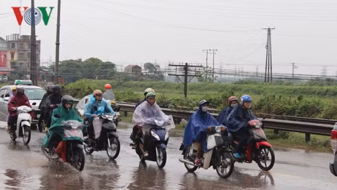 Trời mưa hơi lạnh có những chỗ đường xấu nước ngập thành vũng khiến những người từ quê lên thêm vất vả.