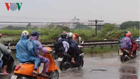 Đường hướng Thường Tín về thành phố có đông xe máy hơn nhưng không ùn ứ.