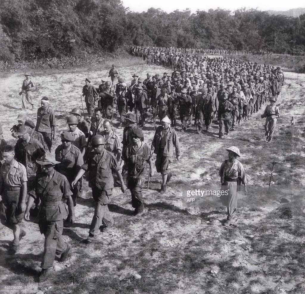 Tù binh Pháp được áp giải khỏi Điện Biên Phủ. Ngày 7/5/1954, các chiến sĩ Việt Minh vượt cầu Mường Thanh tiến thẳng vào chỉ huy sở của địch. Tập đoàn cứ điểm Điện Biên Phủ đã sụp đổ hoàn toàn.