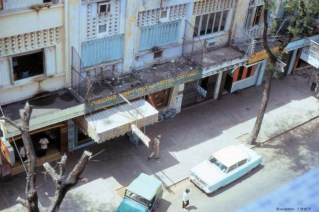 Khách bộ hành và xe hơi trên đường Tự Do.