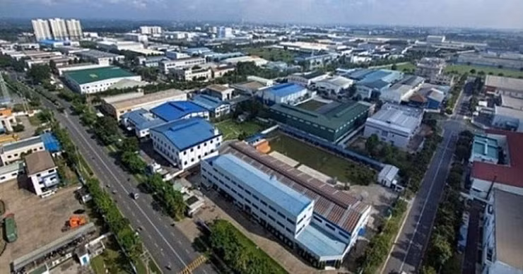 Trong lĩnh vực công nghiệp, khu kinh tế Định An ở tỉnh này đã thu hút được trên 50 dự án với tổng vốn đầu tư đăng ký là 155.000 tỷ đồng (tương đương 6,7 tỷ USD),