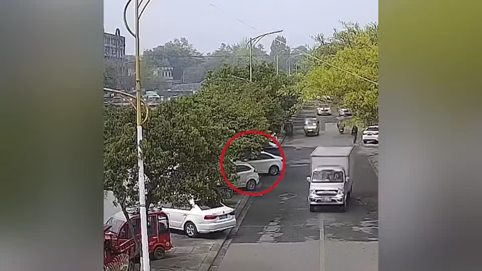 Video: Ôtô tông sập lan can, lao thẳng xuống sông khiến 3 người mắc kẹt Video: Oto tong sap lan can, lao thang xuong song khien 3 nguoi mac ket